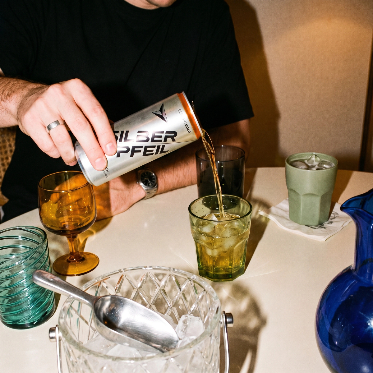 SILBERPFEIL Energy Drink Photoshoot SILBERPFEIL Classic Botanical Tonic Pour Direct Flash On Concrete 2026 08 10 1x